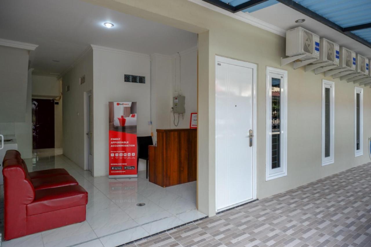 Reddoorz Hostel Near Kota Lama Semarang Exterior photo